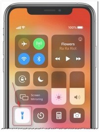 Как на IPhone включить фонарик на заблокированном экране