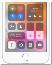 Как включить фонарик на IPhone